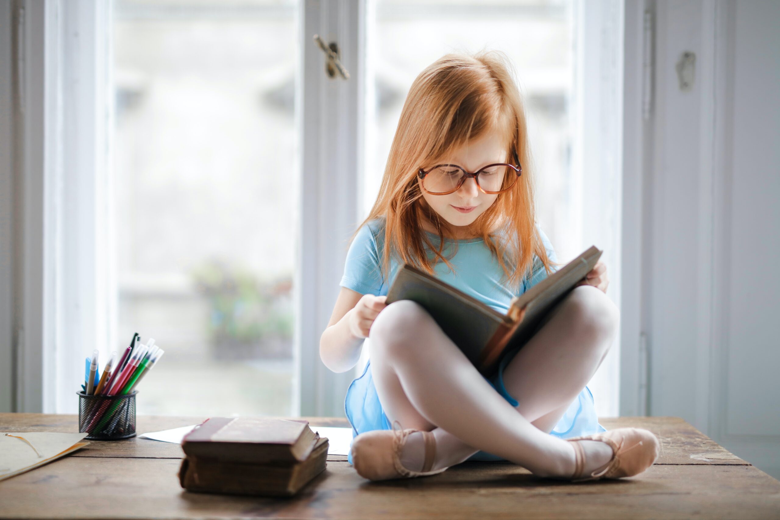 Kreatives Lernen. Mädchen mit Buch