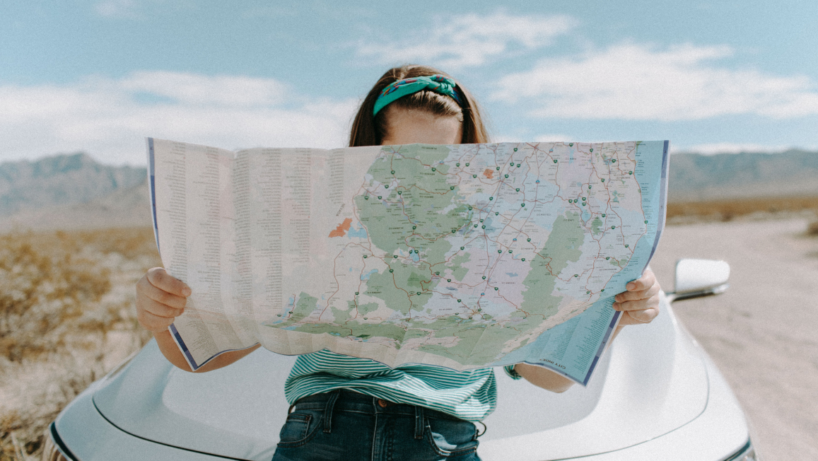 Reisen und Lernen verbinden. Mädchen mit Landkarte